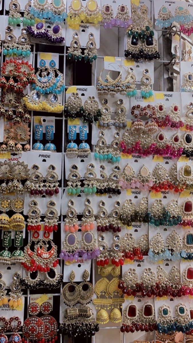 novvibee's tweet photo. If you know her so well, tell me which shop she would go first???? https://t.co/oSTqgaqgZt