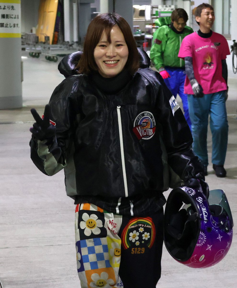 daily_boatrace's tweet image. 【＃ボートレース住之江】
＃第60回なにわ賞
準優勝戦９Ｒは、２号艇の山口真喜子が差しでイン北川潤二を撃破。２着は５号艇の中山将、３着に４号艇の井手良太が続き、３連単は７万８９２０円の高配当で今年初の優出を決めました。
＃BOATRACE　＃ボートレース　＃山口真喜子