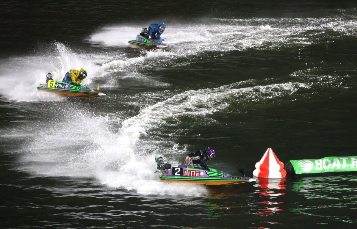 daily_boatrace's tweet image. 【＃ボートレース住之江】
＃第60回なにわ賞
準優勝戦９Ｒは、２号艇の山口真喜子が差しでイン北川潤二を撃破。２着は５号艇の中山将、３着に４号艇の井手良太が続き、３連単は７万８９２０円の高配当で今年初の優出を決めました。
＃BOATRACE　＃ボートレース　＃山口真喜子