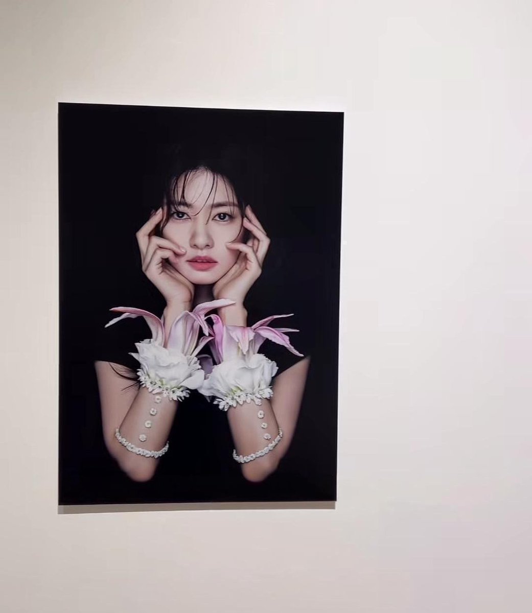 jungsominbr's tweet photo. É UMA DEUSA! ❤️‍🔥 Jung Somin em fotos exibidaas na exposição fotográfica ‘Face to Face’, colaboração entre o fotógrafo coreano Kim Yeong-jun e a diretora de arte japonesa Yoshida Yuni. 

🖇️ https://t.co/LBnukwZmJQ 

— #JungSomin #정소민 https://t.co/KdAmNa4gUm