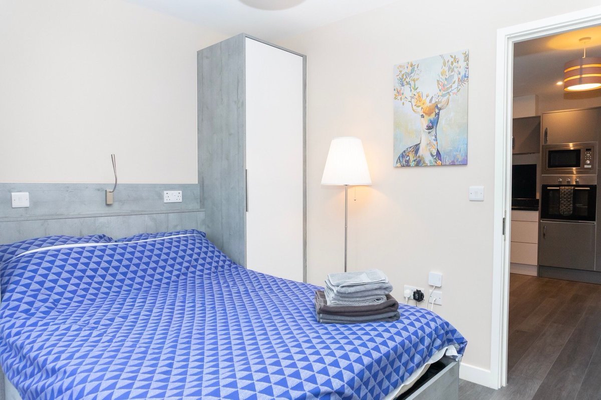 staylets1's tweet image. Embark on a #Surrey #adventure with #StayLets as your #homeawayfromhome! 🧡

Our #servicedapartments in #Egham offer comfort and convenience for a relaxing break after each day of exploration. 

Book your stay conveniently online at buff.ly/32XL1wv

#SurreyGetaway #Travel