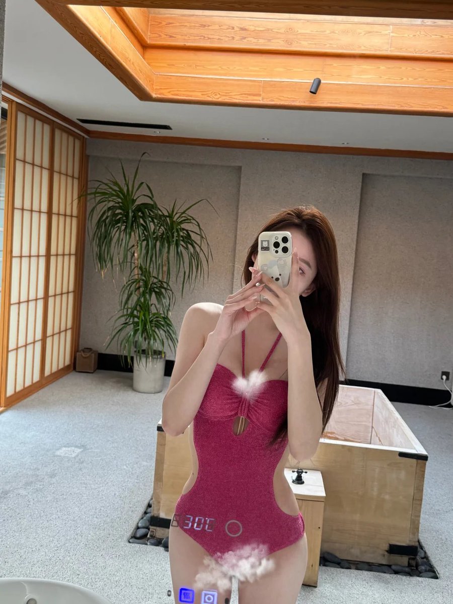 Lisa009872's tweet photo. 泡完溫泉穿這麼少坐在這裡…就是想勾引你想壞壞的事
你要是現在在我旁邊，會不會直接把我泳裝扯到一邊，從後面幹進去？
快告訴我，你想怎麼玩我這身體？♥️ https://t.co/7IUH2miiXI