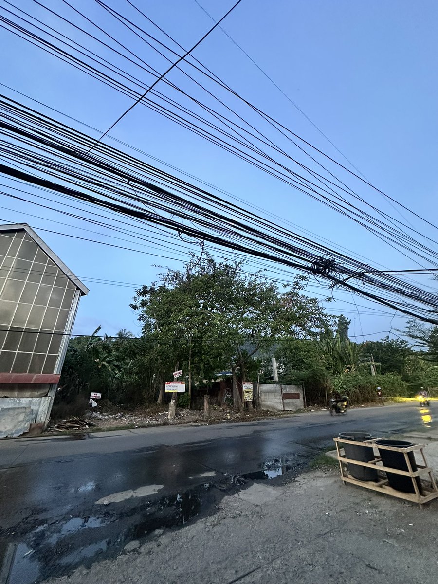 twinkxzy's tweet photo. Anyone from Macasandig? Can you help me please? Asa ko mag ask assistance for these wires?  Ga touch na cya sa sakyanan huhu https://t.co/rPK5f2E6x7