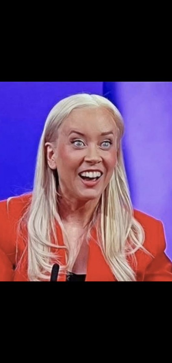 Minusta Sofia Virran pukeutuminen on kommunistinen piiloviesti ja kutsu luokkataisteluun, vertautuen täysin punaiseen lyhtyyn Helsingin Työväenyhdistyksen toimitilojen tornissa.