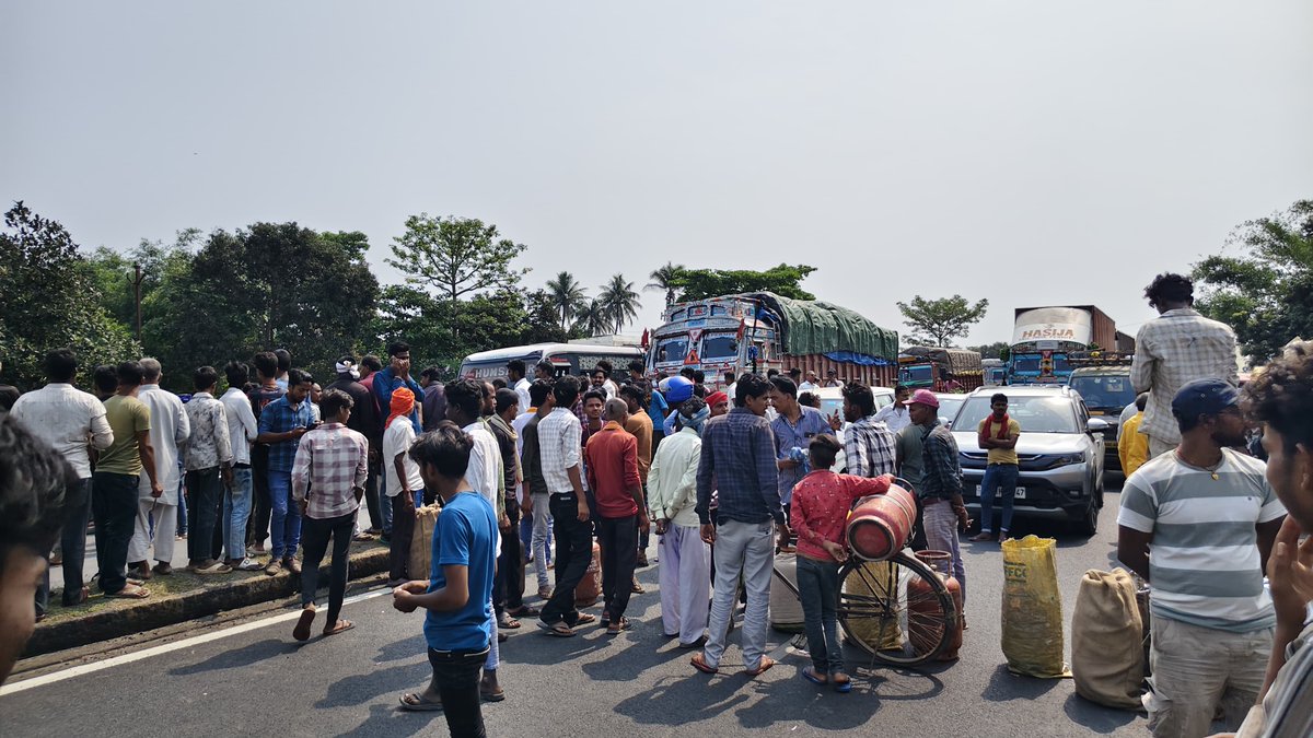 prabhatkhabar's tweet image. गैस संकट पर फूटा गुस्सा… NH-27 जाम कर प्रदर्शन.

राघोपुर, सुपौल: गैस नहीं मिलने से उपभोक्ता नाराज. एचपी गैस एजेंसी के सामने किया प्रदर्शन. एनएच-27 पर करीब एक घंटे तक जाम. यातायात पूरी तरह रहा बाधित. प्रशासन के आश्वासन के बाद जाम समाप्त.

#Supaul #Bihar #Protest #Gas #Breaking