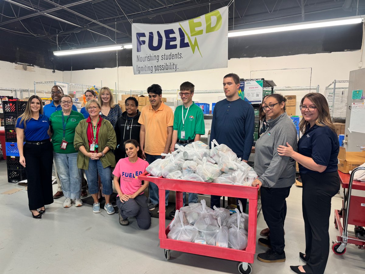 aishadomenergy's tweet photo. A visible investment in @LCPSOfficial  students today. @DominionEnergy  presented a $25,000 contribution to @LEF4LCPS to support student well-being and workforce programs across the county. #dominionenergy #volunteerweek #giveback https://t.co/U4LfrGWNTC