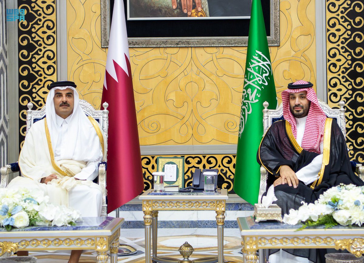 KSAMOFA's tweet photo. سمو أمير دولة قطر يصل إلى جدة للمشاركة في القمة الخليجية التشاورية وسمو #ولي_العهد في مقدمة مستقبليه.
#القمة_الخليجية_في_جدة https://t.co/xMFeFyC8ST