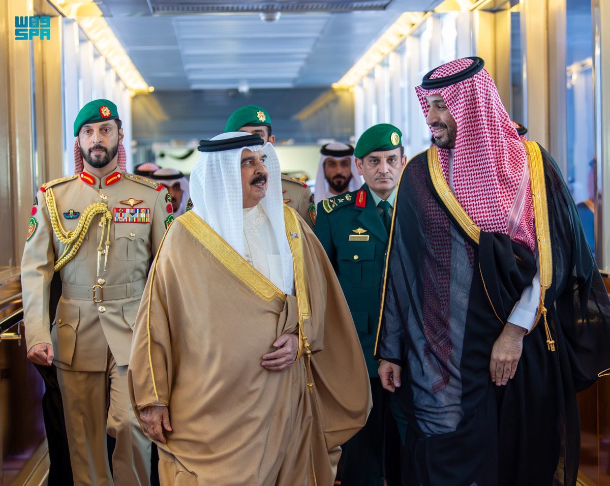 HRHMBNSALMAAN's tweet photo. ملك مملكة البحرين يصل إلى جدة للمشاركة في القمة الخليجية التشاورية وسمو #ولي_العهد في مقدمة مستقبليه.
#القمة_الخليجية_في_جدة https://t.co/lQd3sTr7Ep