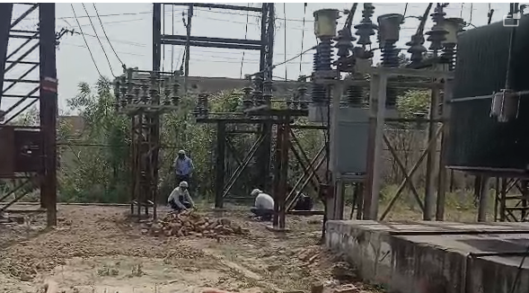 bstvlive's tweet image. फर्रुखाबाद : संविदा कर्मी बिजली उपकेंद्र में छील रहे घास

➡बिजली विभाग के जेई के आदेश पर कर रहे काम
➡लाइन मैंनो का घास छीलने का वीडियो वायरल
➡कायमगंज के रूटौल बिजली घर का मामला
 
#Farrukhabad #ViralVideo #UttarPradesh @UPPCLLKO @DMFarrukhabadUP