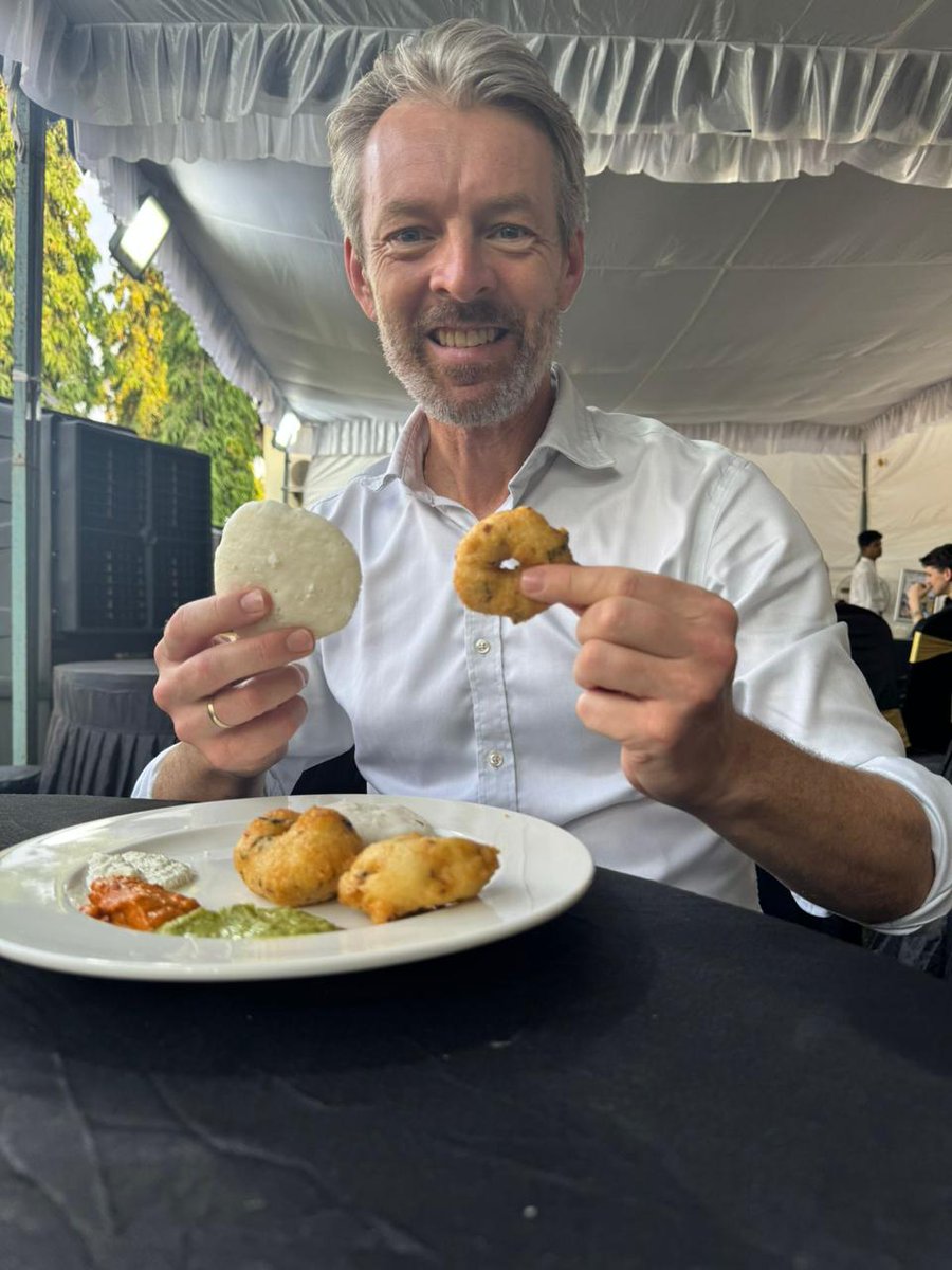 AusDHCIndia's tweet image. As a seasoned diplomat, I refuse to take sides 🤝
#Idli brings soft power. #Vada delivers hard crunch.

For lasting peace: eat both, and don’t forget the chutney.
#Indianfood #IncredibleIndia