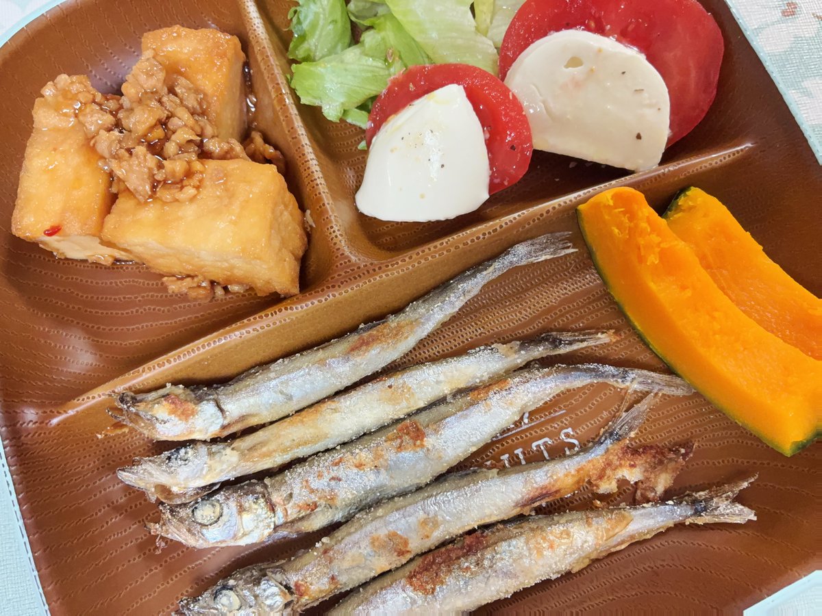今日夕方配信できなかったぜぇ…

この前配信で見せたお夕食が少ない！と言われたので…今夜は多いぞ？緑もあるぞ？
そんでまたカプレーゼ🍅

今夜のメインはししゃもじゃ！