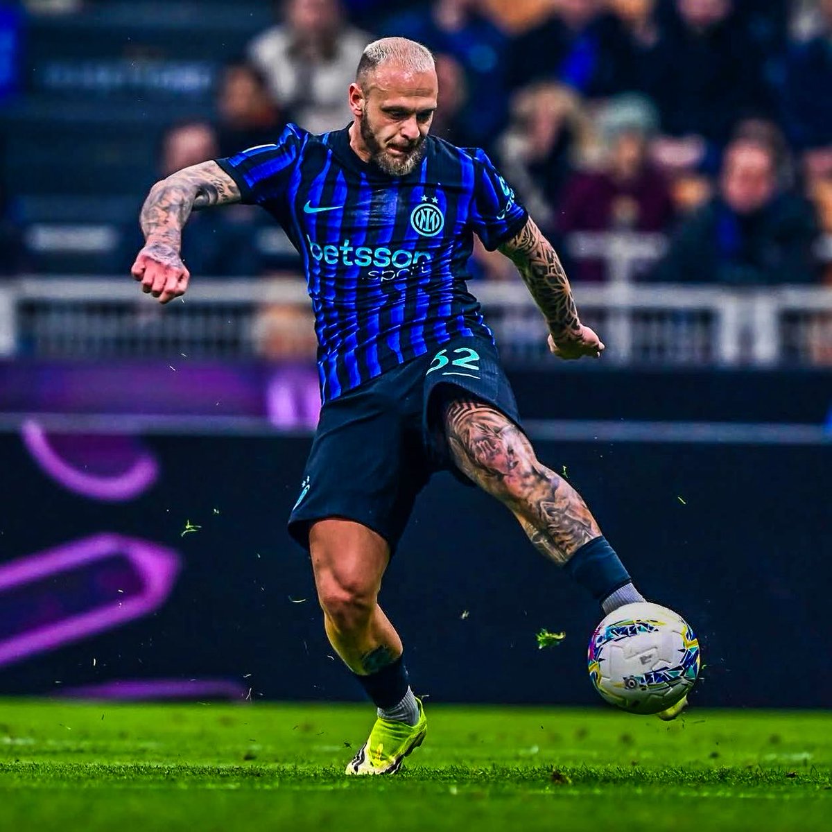 عَـزيِـز tweet media