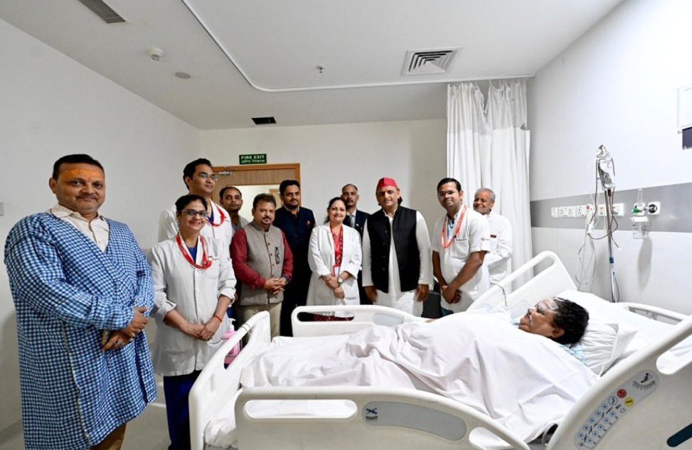 यू ही नहीं कोई अखिलेश यादव बन जाता है 

दो दिन पहले बहराइच से बीजेपी विधायक अनुपमा जायसवाल का चेहरा अखिलेश यादव का पुतला फूकते हुए झुलस गया था। 

आज अखिलेश यादव ने राजनीति से ऊपर उठकर अस्पताल पहुंचकर अनुपमा जायसवाल से मुलाक़ात की और उनके जल्द स्वस्थ होने की कामना की। 

नेता जी