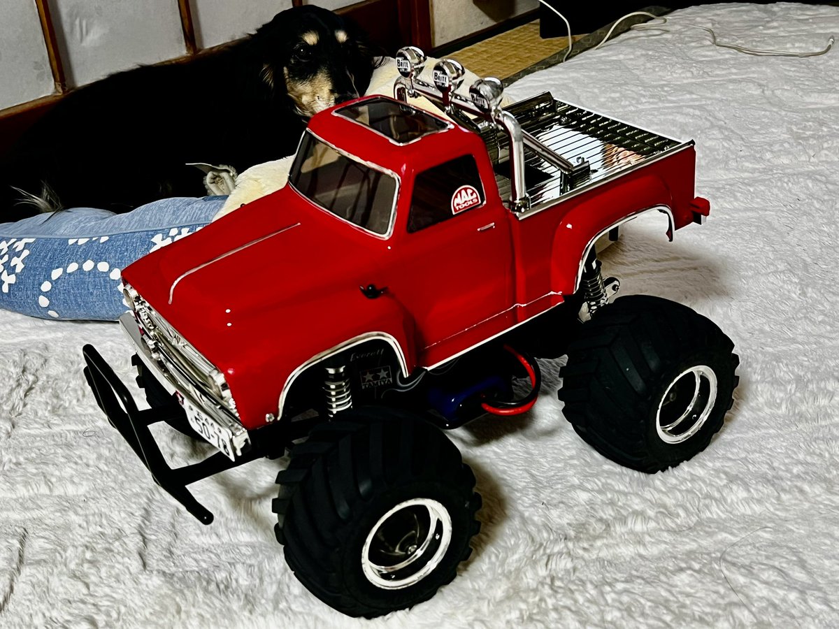 HGSmodel4WD's tweet photo. ミッドナイトパンプキンを防塵防水加工
ホームセンターで程良い密閉容器に受信機とアンプ収納で落ち着きました。コーキングであちこち埋めたのは無駄になりました(汚しただけに🥲)💦　サーボはギヤ部グリス詰め基板コーキングで防水加工　
＃ミッドナイトパンプキン　#タミヤRC #ラジコン防水加工 https://t.co/iHkNCUtnKJ