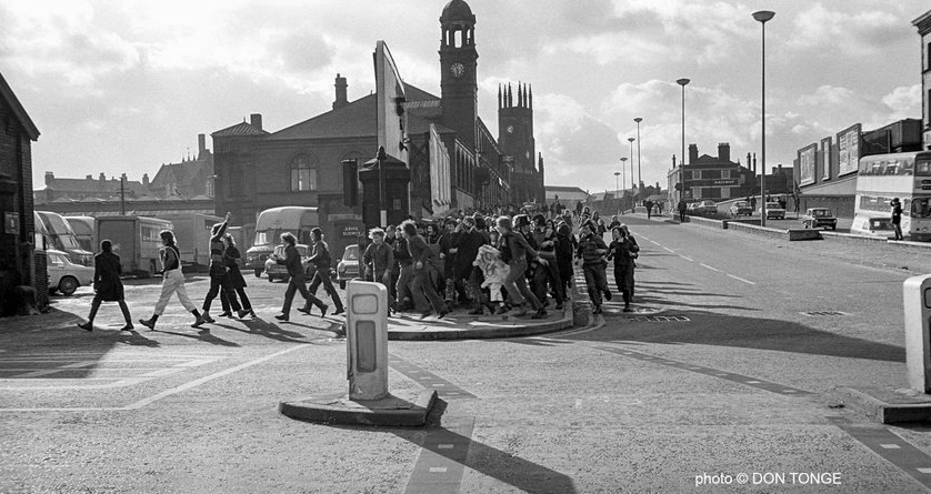Radixlecti1's tweet image. @don_tonge  Howdo fella , saw a cracking photo of yours on a wanderers forum today of Luton fans arriving in Bolton (i think in the 70s  ?  )    Do you have any photos of  fans at Burnden park or walking down  the manny road?  #Luton #Bwfc