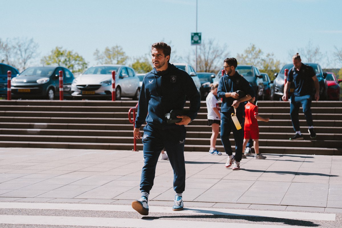 fctwente's tweet image. 🏟️👀De open training in De Grolsch Veste is vanmiddag vrij te bezoeken. De training begint om 14.00 uur, de hoofdtribune is geopend.

🔗fctwente.nl/nieuws/dinsdag… 

#FCTwente | #Training