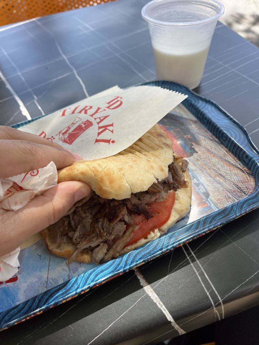 tombulliberal's tweet photo. Karaköy - Tiryaki Döner
Yolum düştükçe tercih ettiğim bir büfe,  genelde 7/10'luk ortalamanın bi tık üstü performans alırdım. Bu gidişimde çok sinirliydi et malesef kötü denecek kadardı. 4/10

( Veli Tiryaki @WATERR_ ile bağlantısı olduğunu sanmıyorum) https://t.co/lotgpVbkEv