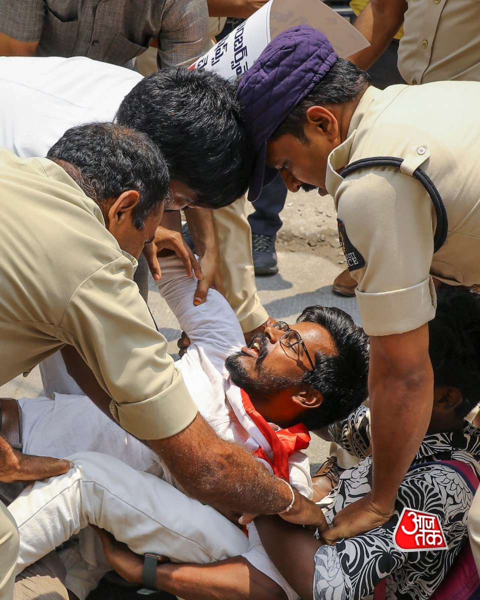 aajtak's tweet image. हैदराबाद में ऑल इंडिया स्टूडेंट्स फेडरेशन (AISF) के कार्यकर्ताओं ने लंबित फीस रिइम्बर्समेंट और स्कॉलरशिप राशि जारी करने की मांग को लेकर मुख्यमंत्री आवास तक मार्च निकाला। इस दौरान पुलिस ने प्रदर्शन कर रहे कार्यकर्ताओं को हिरासत में ले लिया।

#Hyderabad #AISF #StudentProtest