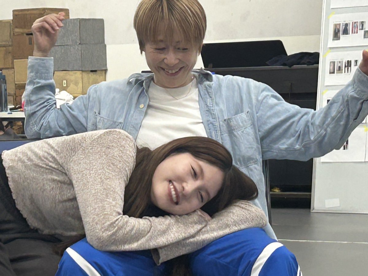 芝居の稽古をしていると
みんなに見せてあげたい！
と煌めく一瞬が
本当にたまに起こる。

それは
本当に
たまの奇跡の瞬間。

この二人のこのシーンも
本当に素敵だった

絶対観においで

笑って
ちょっぴり泣いて
生きてるのも悪くないって
思えるよ

#ムンコメ
　チケットはコメント欄から