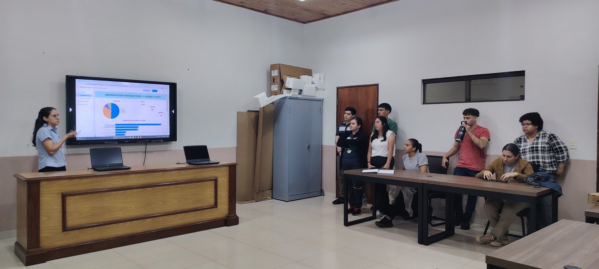 proyectoATY's tweet photo. Hemos recibido en el laboratorio de ciencia de #datos de la FCEA de @UncConcepcion la visita de los estudiantes del último año de Ingeniería en Informática Empresarial con su docente, el Prof. Mg. Federico Beck. ¡Gracias! #proyectoaty #aty https://t.co/jm6gQfF9cF