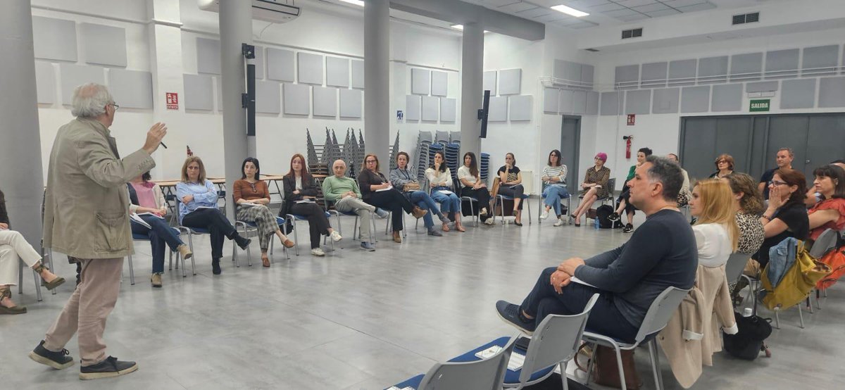 IAAPJunta's tweet photo. 🔝 El #IAAP ha llevado las Comunidades de Práctica a Mérida en el marco de la jornada organizada por la Escuela de Administración Pública de Extremadura.

🤝 En la cita se ha explicado la metodología de las COPs impulsadas en Andalucía para extenderlas a otras administraciones. https://t.co/wuOTFYb0Aj