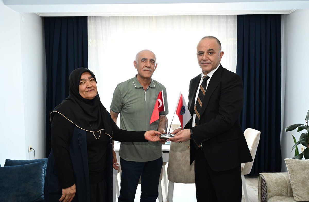 EmniyetSakarya's tweet photo. İl Emniyet Müdürümüz Sayın Mehmet Ömür SAKA;

Şehit Polis Memuru Yılmaz GÜNDÜZ'ün bizlere emaneti kıymetli ailesini ziyaret edip, herhangi bir ihtiyaçlarının olup olmadığını sorarak ailemiz ile sohbet etmişlerdir. 

Gönlümüzde ve yüreğimizde aziz hatırasını daima yaşatacağımız kahraman şehidimizin ruhu şad, mekanı cennet olsun.🇹🇷