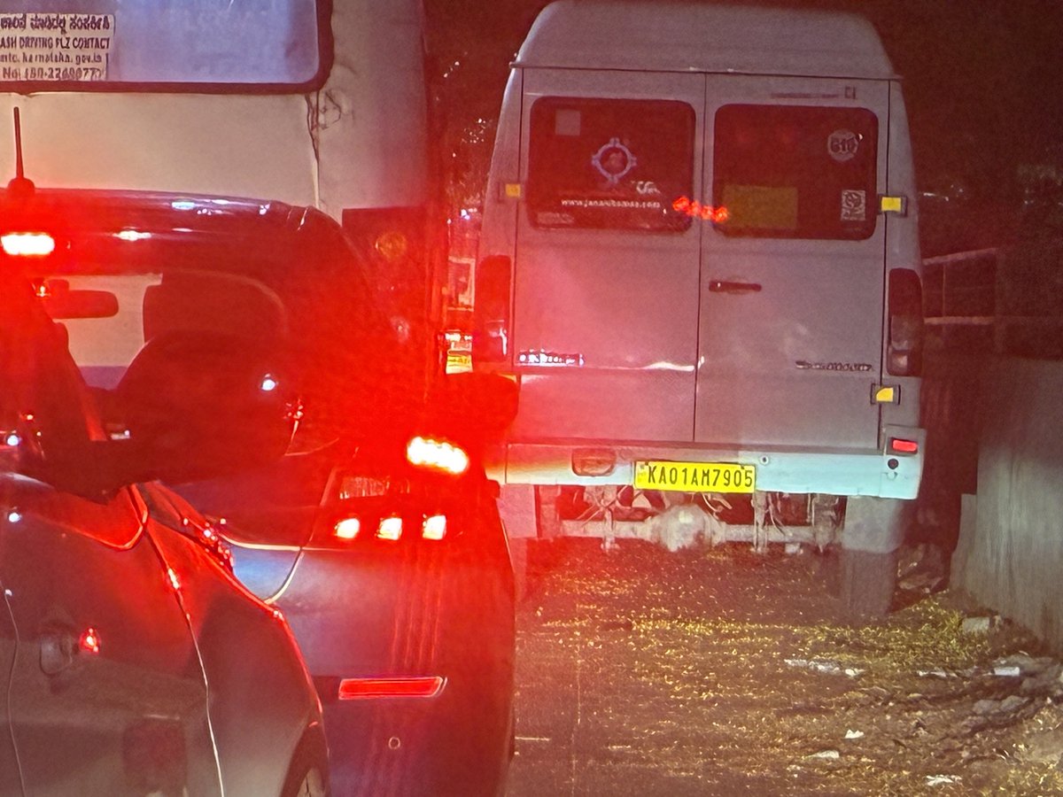 yogie_cs's tweet photo. @blrcitytraffic @madivalatrfps There's a TT parked opp madivala traffic police station in the evenings. This causes problems in traffic movement. Can you please make this variable park about 200mts back where other vehicles are parked https://t.co/MYuM7zu5wY
