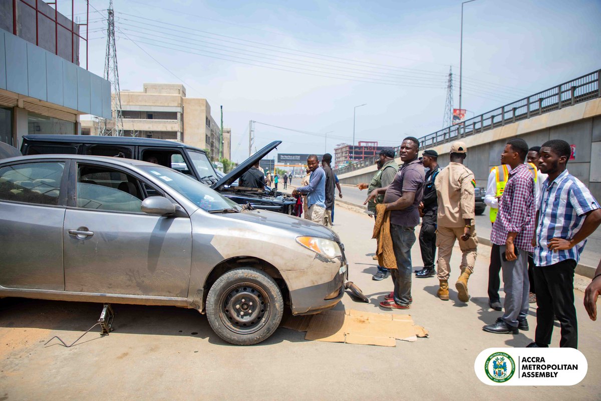 AccraMetropolis's tweet photo. AMA clears unauthorised mechanic activities, abandoned vehicles at Obetsebi Lamptey Interchange

https://t.co/b232zrPZji https://t.co/sbb9yaXDvN