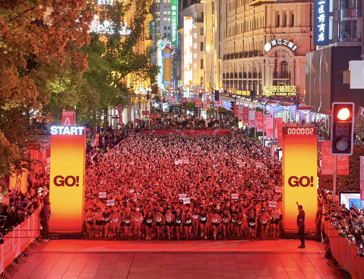 ChinaDaily's tweet image. Over 3,800 female runners gathered on #Shanghai's Nanjing East Road Pedestrian Street on Saturday for a 10 km night #run past the city's iconic landmarks including the Bund, Huangpu Riverside, and Nanpu Bridge. #FunChina #ChinaBound bit.ly/4sYqyC4

Turn China stories