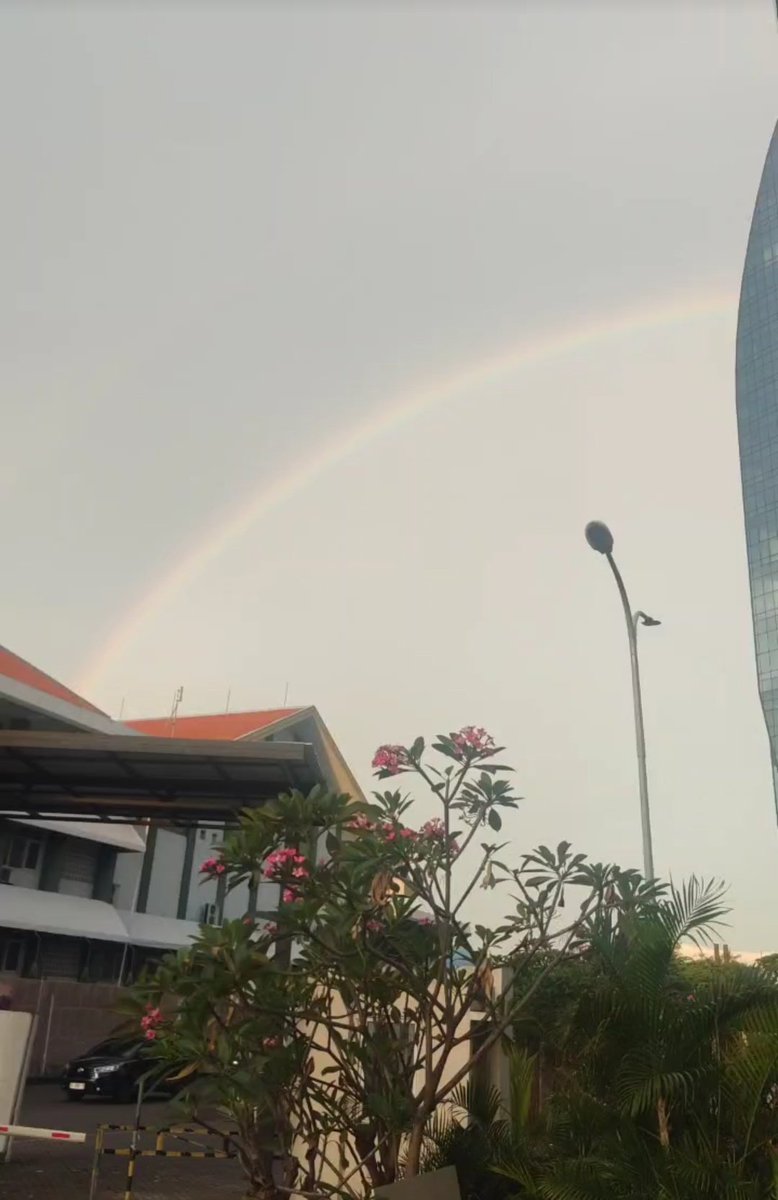 _JacQeetHa_'s tweet photo. kabeh² update status pelangi, apalah aku sing mlakuu ga tola tole https://t.co/FYwxnbmecL