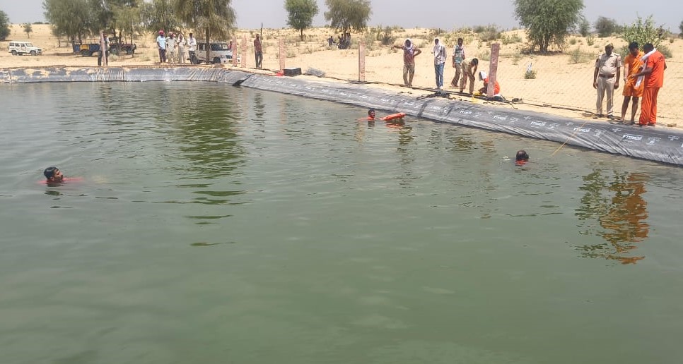 SDRFRaj's tweet image. #helpinghands
SDRF रेस्क्यू टीम ने पुलिस थाना दन्तौर जिला #बीकानेर के अंतर्गत चक 2 डीएम पार्वती तलाई गांव के समीप खेत पर बने तालाब (डिग्गी) में डूबे 22 वर्षीय युवक के शव को बरामद कर स्थानीय प्रशासन को सुपुर्द किया।
@PoliceRajasthan @Bikaner_Police @BikanerDm @Sirohikiaawaz