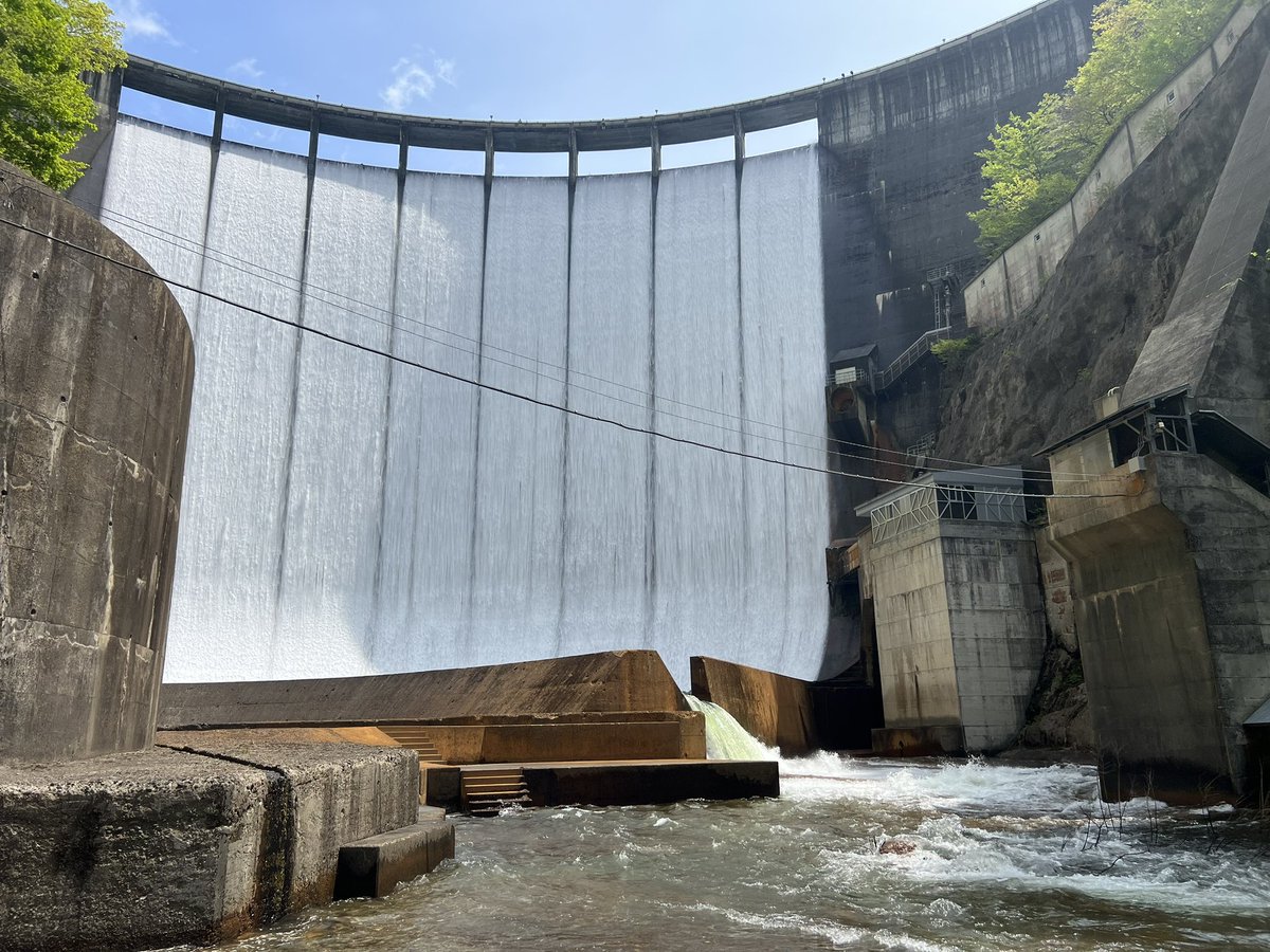 dam310dam's tweet photo. ちょー久々の堰分補給🥳
すだれ放流直下見学ツアー
＃鳴子ダム https://t.co/ks8U4MCQ8I