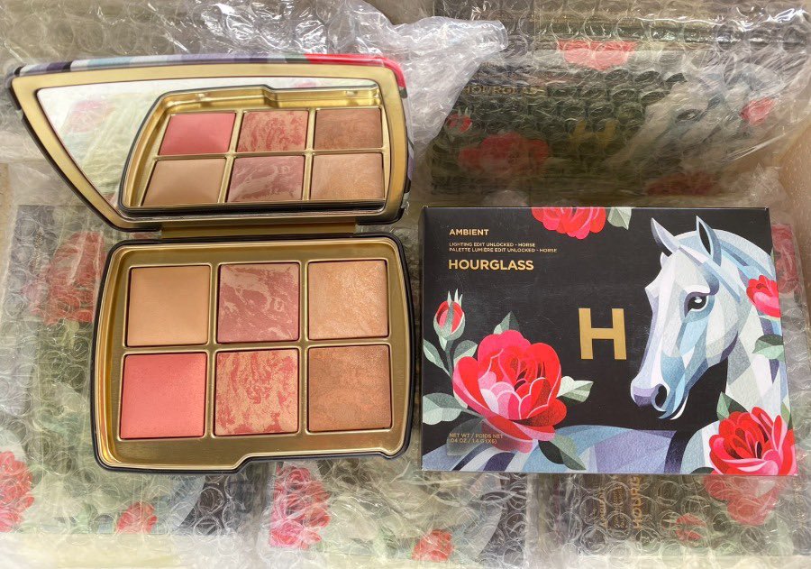 numjshop's tweet image. ✨🩷พร้อมส่ง Hourglass Holiday 2025 Ambient Lighting Edit Palette

No. Horse / Swan
🛒 3,500.-

#hourglass #นัมสต็อค