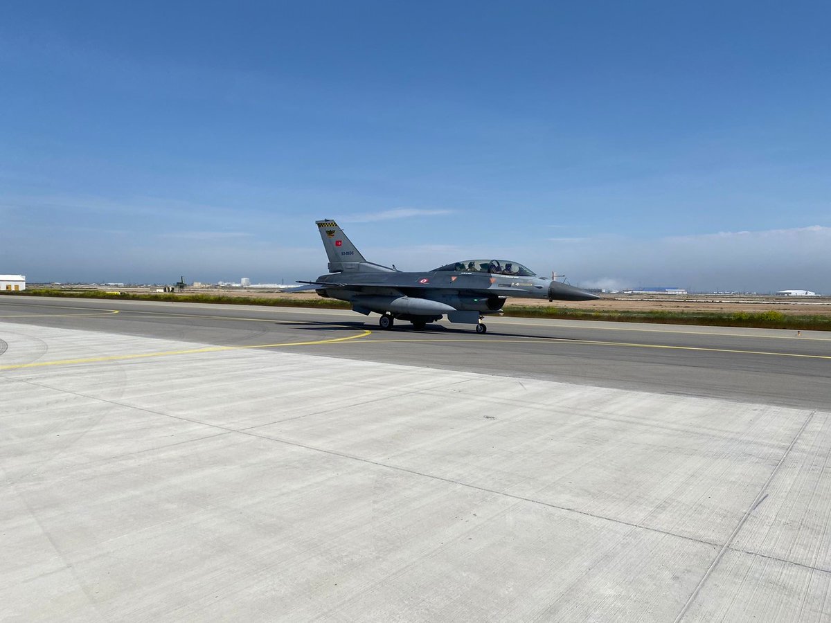 tcsavunma's tweet image. 🇹🇷✈️🇦🇿

🗓️27 Nisan–2 Mayıs 2026

Tek millet, iki devlet, tek yürek. 💪

TURAZ Kartalı Tatbikatı, Hava Kuvvetleri Komutanlığımıza bağlı 191’inci Jet Filo Komutanlığı unsuru 3 adet F-16 uçağı ve 79 personelin katılımıyla Azerbaycan Nasosnaya Meydanı’nda icra ediliyor.