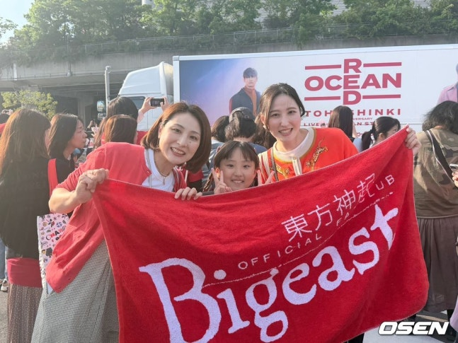 tang__kira's tweet photo. Menikah tak jadi halangan untuk fangirling!

Pada 25-26 April lalu, TVXQ mengadakan konser yang bertajuk ‘東⽅神起 20th Anniversary LIVE IN NISSAN STADIUM ～RED OCEAN ~.’

Di antara para fans, ada 3 orang yang menarik perhatian; Haruka (39 tahun), Saori (34 tahun) dan Sara (9 tahun). Haruka dan Saori adalah kakak beradik, sementara Sara adalah putri dari Haruka.