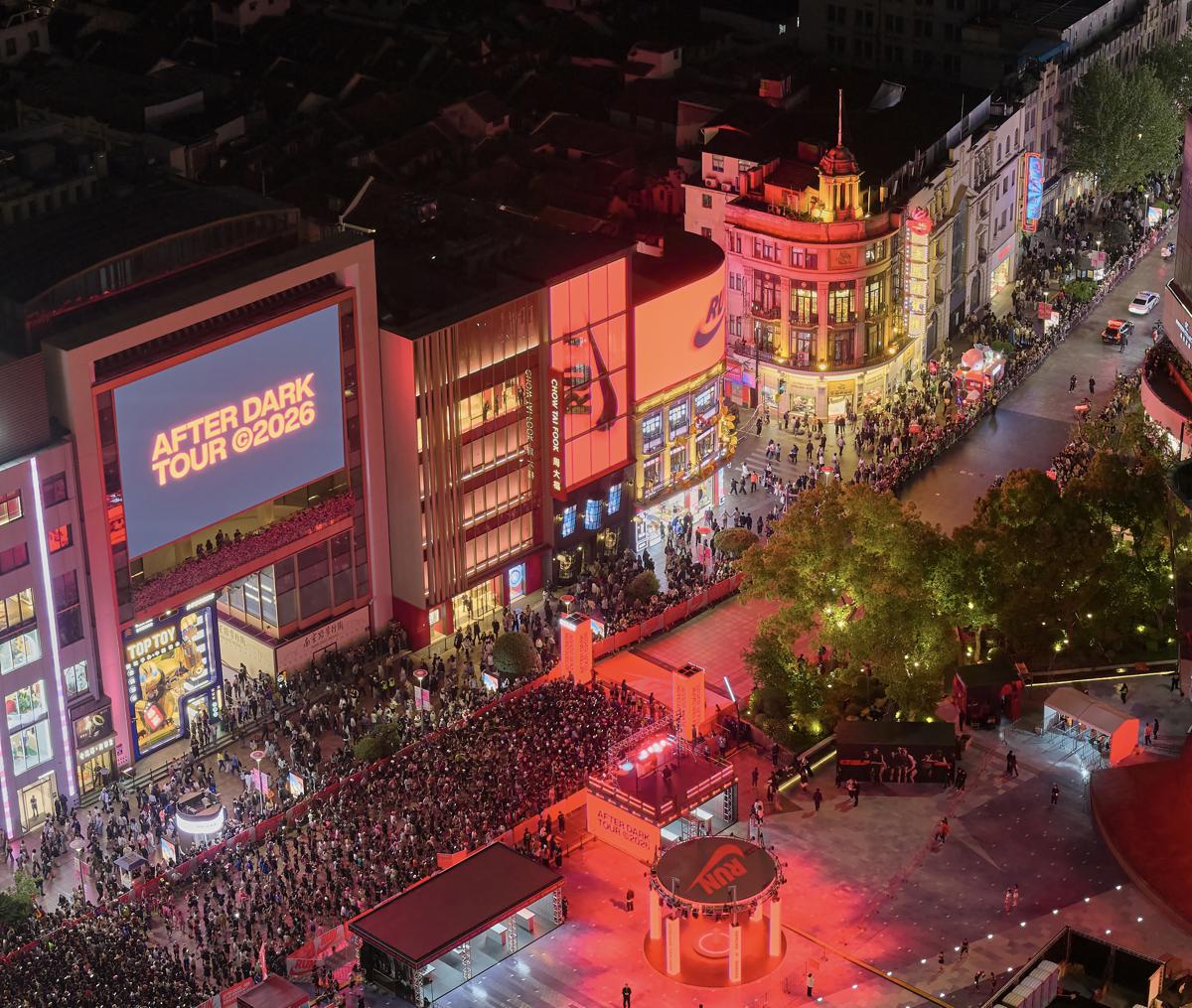 ChinaDaily's tweet image. Over 3,800 female runners gathered on #Shanghai's Nanjing East Road Pedestrian Street on Saturday for a 10 km night #run past the city's iconic landmarks including the Bund, Huangpu Riverside, and Nanpu Bridge. #FunChina #ChinaBound bit.ly/4sYqyC4

Turn China stories