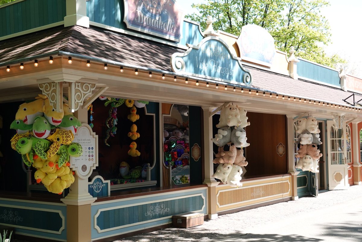jeroen989's tweet image. Bij de game gallery mist overral een steunpilaar onder de overkapping. #Efteling #Themepark