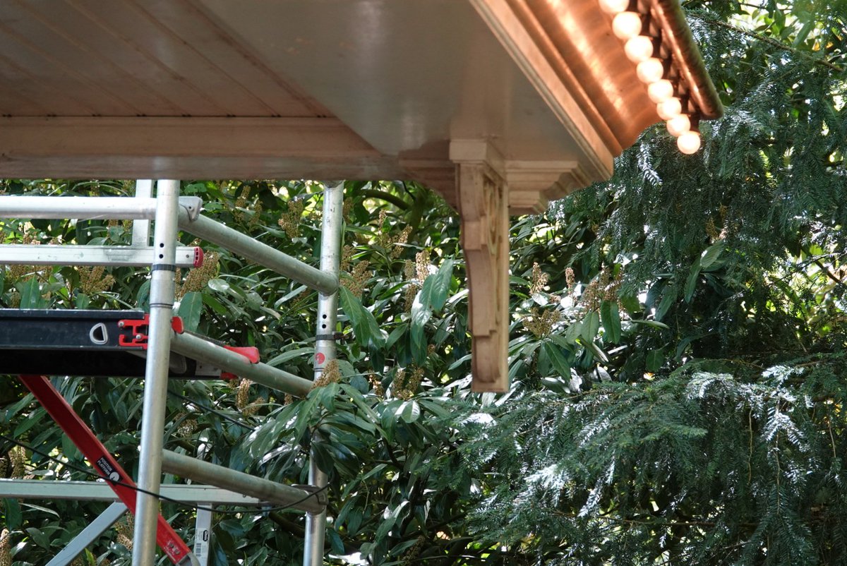 jeroen989's tweet image. Bij de game gallery mist overral een steunpilaar onder de overkapping. #Efteling #Themepark