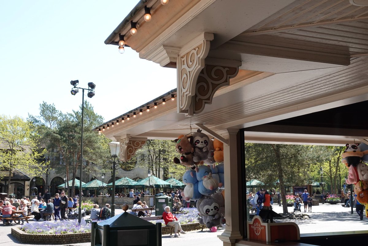 jeroen989's tweet image. Bij de game gallery mist overral een steunpilaar onder de overkapping. #Efteling #Themepark
