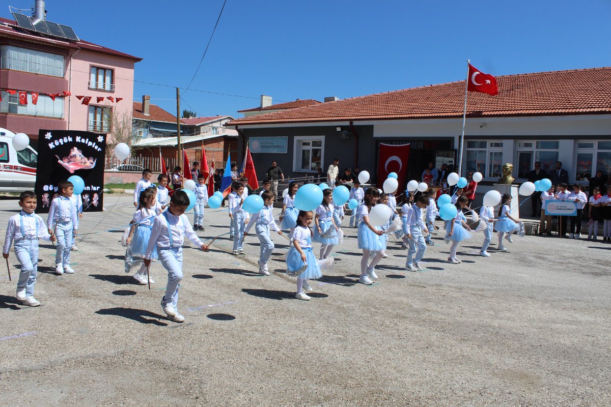 tcdortdivan's tweet photo. Türkiye Büyük Millet Meclisi’nin açılışının 106. Yıl dönümü “23 Nisan Ulusal Egemenlik ve Çocuk Bayramı” ilçemizde coşkuyla kutlandı.
Çavuşlar İlkokulu bahçesinde yapılan kutlamada Kaymakamımız Sayın Mustafa ŞAHİN ve Belediye Başkanı Sayın Hamza EFE https://t.co/wwy7rgFJVu