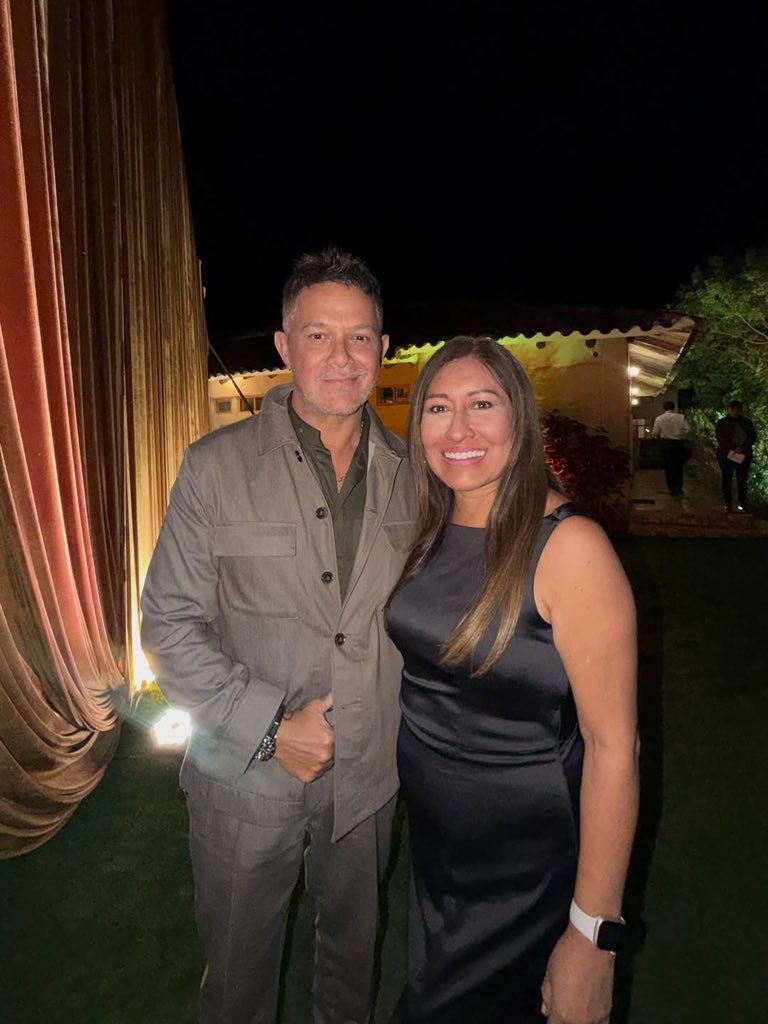 ASanz_USA's tweet image. 🔁 @rosalyndulcefina:

“Fan moment desbloqueado @alejandrosanz 🎶✨”

#RedUSA 🇺🇸,
@AlejandroSanz #AlejandroSanz en #EstadosUnidos @ASanz_USA

.
.
.
.
