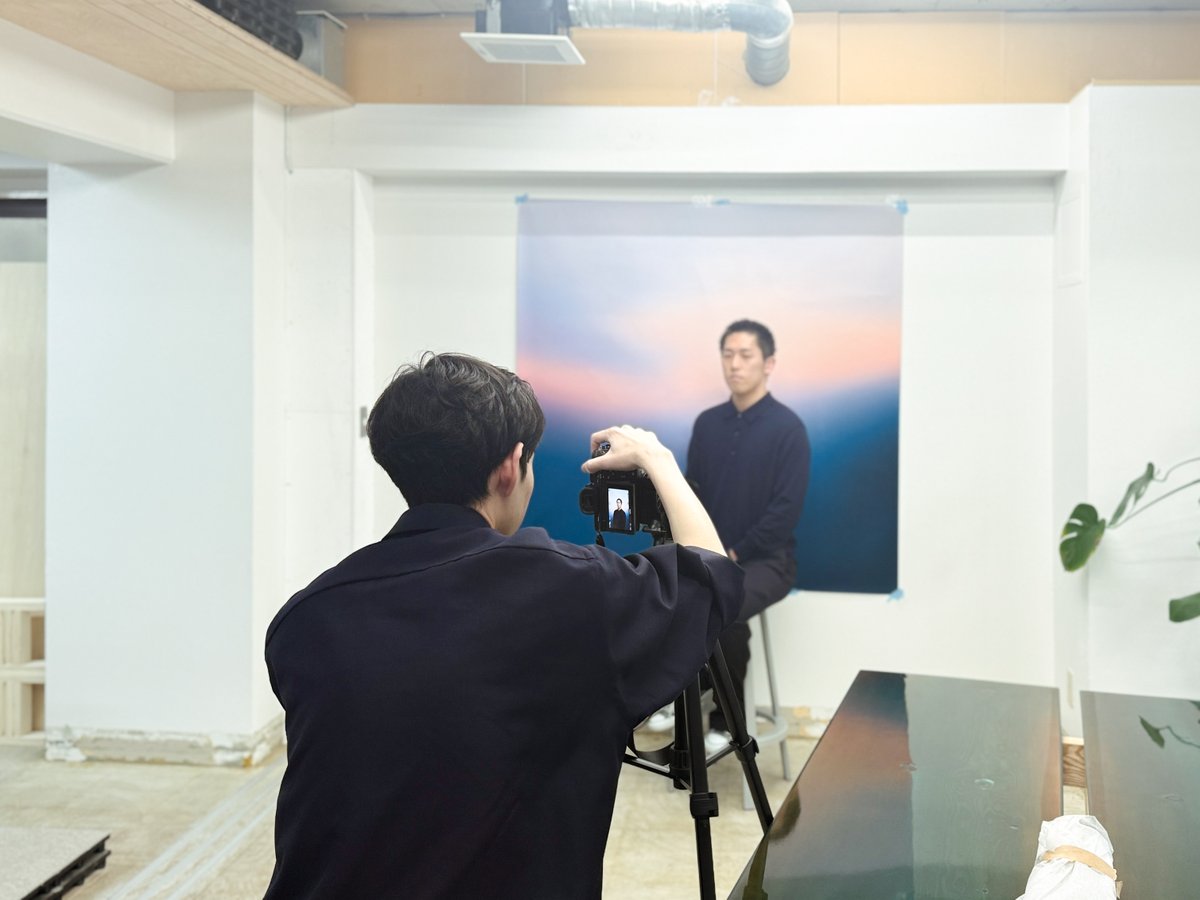 Shed_Inc's tweet photo. 先日、今年4月に入社した2名のポートレート撮影を行いました📸

メンバーがカメラマンを務めることで、
ディレクションやいい写真とは何かを学ぶきっかけにもなっています。 https://t.co/bUVPbK0wGy