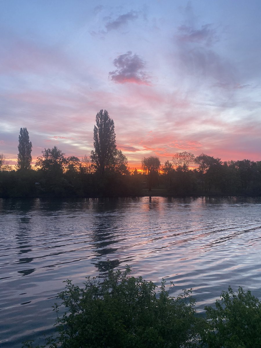 daniela_i21's tweet image. Sunrises are magical! ✨💖
Wishing everyone a magnificent Tuesday filled with magical moments and beautiful memories! #Happiness 
#KindnessMatters