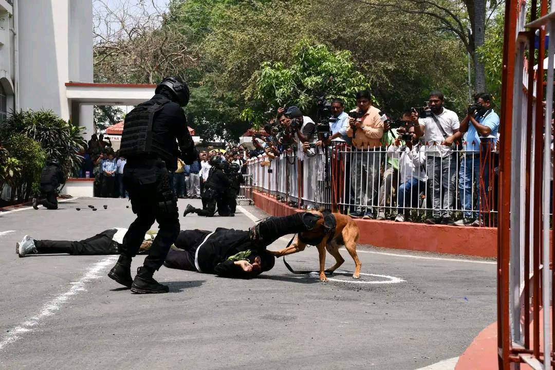 BiharAts's tweet photo. आतंकवाद निरोधक दस्ता (ATS), बिहार ने माननीय उच्च न्यायालय, पटना परिसर में 25 अप्रैल 2026 को एक उच्च स्तरीय लाइव डिमॉन्सट्रेशन/मॉक ड्रिल का सफल आयोजन किया। https://t.co/fAmg54cl9Q