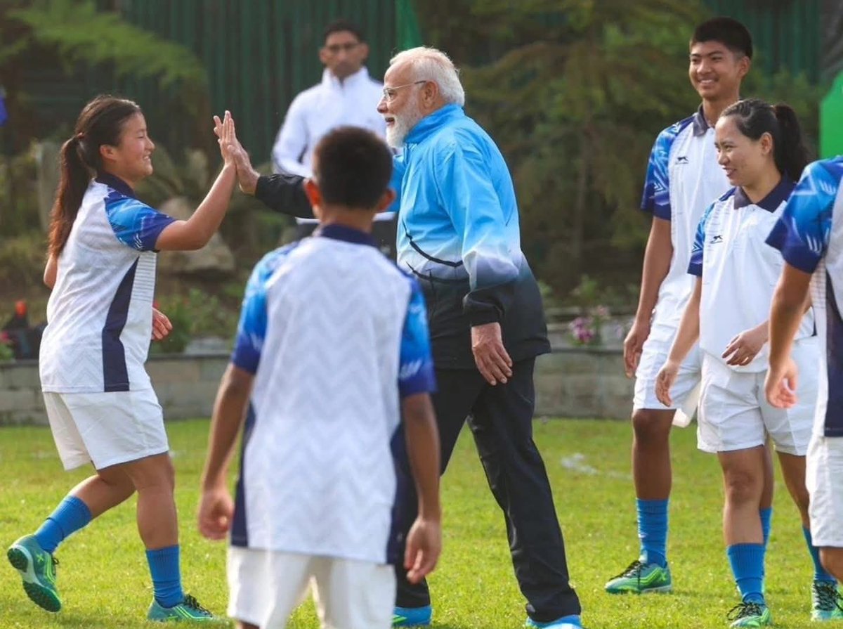 Mukeshkuma92910's tweet image. कैमरे के सामने बच्चों की टीम के साथ नौटंकी करने वाले महामानव को महिला टीम का कप्तान या कोच बना देना चाहिए, गारंटेड वर्ल्ड कप या ओलंपिक पदक आ जाएगा।

क्या बेहूदगी है? 

#football #video #videoviral #photo #elections #kolkata