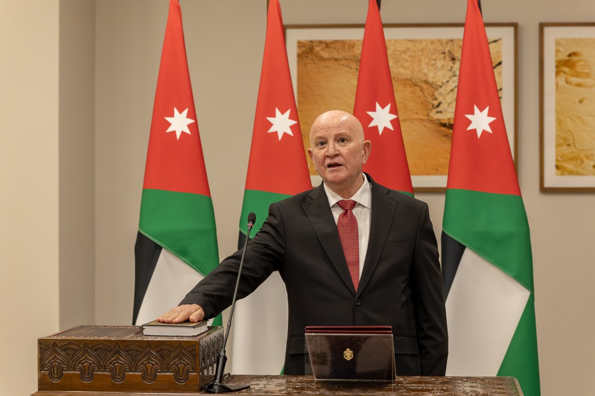 RHCJO's tweet image. حازم المجالي يؤدي اليمين القانونية أمام جلالة الملك عبدالله الثاني بتعيينه رئيسا لمجلس هيئة النزاهة ومكافحة الفساد.
#الأردن

His Majesty @KingAbdullahII swears in Hazem Majali as chairman of the #Jordan Integrity and Anti-Corruption Commission.