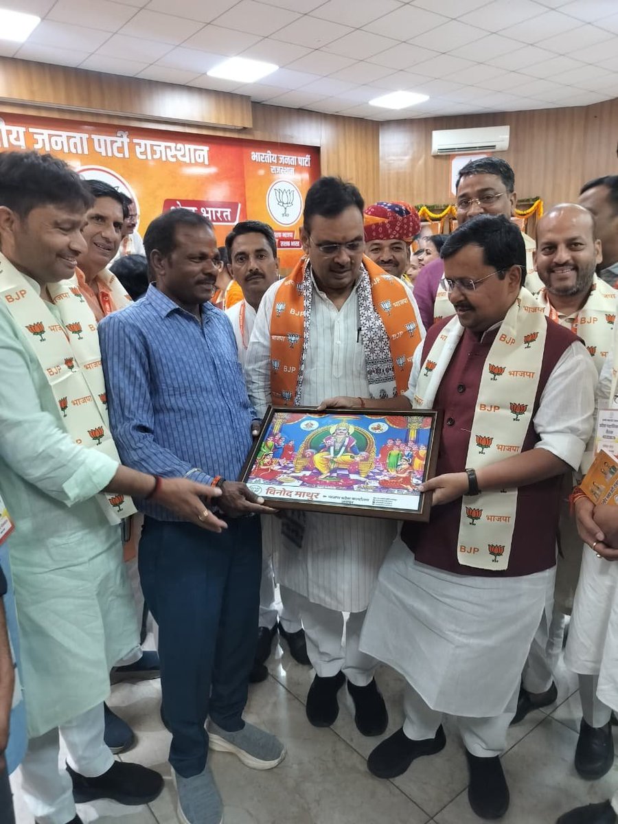 1stIndiaNews's tweet image. #Jaipur: एक कर्मचारी के लिए ये दुर्लभ पल !

बीजेपी के एक कर्मचारी तो ये पल भूल नहीं सकते, ये कर्मचारी हैं विनोद माथुर, बीजेपी के स्टॉफ में शुमार विनोद माथुर कल...

#RajasthanWithFirstIndia @BhajanlalBjp  @BJP4Rajasthan @yogesh2727sh1 @NitinNabin