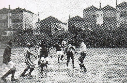 OFuraRedes's tweet photo. FC Porto e SL Benfica defrontaram-se pela primeira vez na Cidade Invicta há mais de 100 anos, mais precisamente a 28 de abril de 1912, num encontro amigável que terminou com triunfo dos encarnados, por 8-2.

Nesse primeiro Clássico aconteceram coisas bastante curiosas:
- o FCP pagou ao SLB, com a receita da bilhética, os bilhetes de comboio de Lisboa para o Porto;
- e, ainda mais extraordinário, os adeptos azuis e brancos deslocaram-se à estação de comboios para saudar a equipa lisboeta à chegada!

Outros tempos...