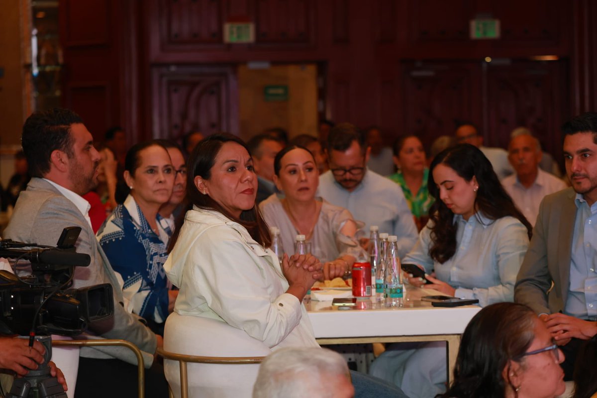 DIFMunicipalSLP's tweet photo. ¡En San Luis Capital avanzamos con resultados que fortalecen el bienestar de nuestras familias! 
De acuerdo con INEGI, bajo el liderazgo del Alcalde @EF_Galindo se alcanzó el mejor nivel histórico en percepción de seguridad y confianza ciudadana, superando el promedio nacional. https://t.co/En7TkAebqk
