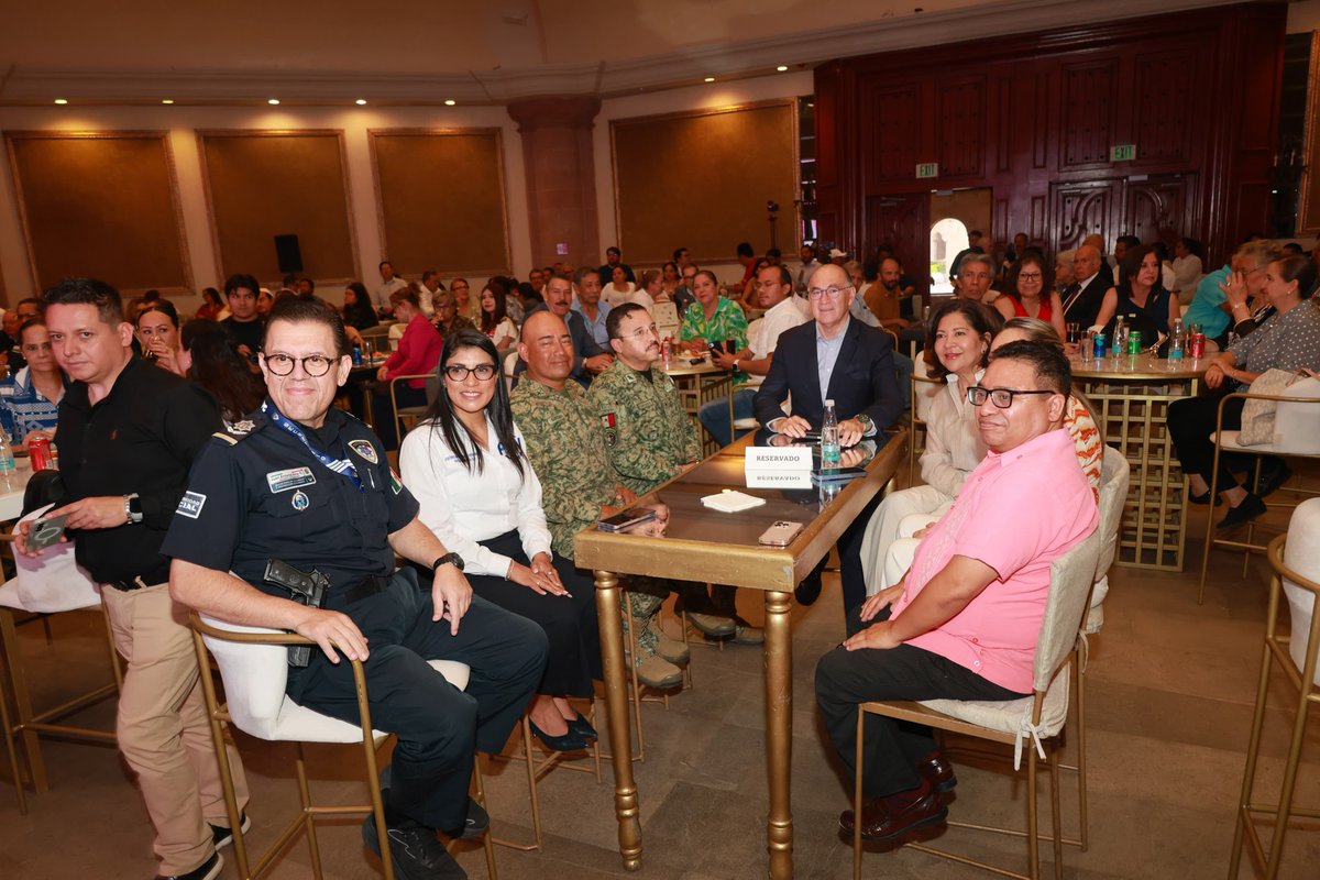 DIFMunicipalSLP's tweet photo. ¡En San Luis Capital avanzamos con resultados que fortalecen el bienestar de nuestras familias! 
De acuerdo con INEGI, bajo el liderazgo del Alcalde @EF_Galindo se alcanzó el mejor nivel histórico en percepción de seguridad y confianza ciudadana, superando el promedio nacional. https://t.co/En7TkAebqk